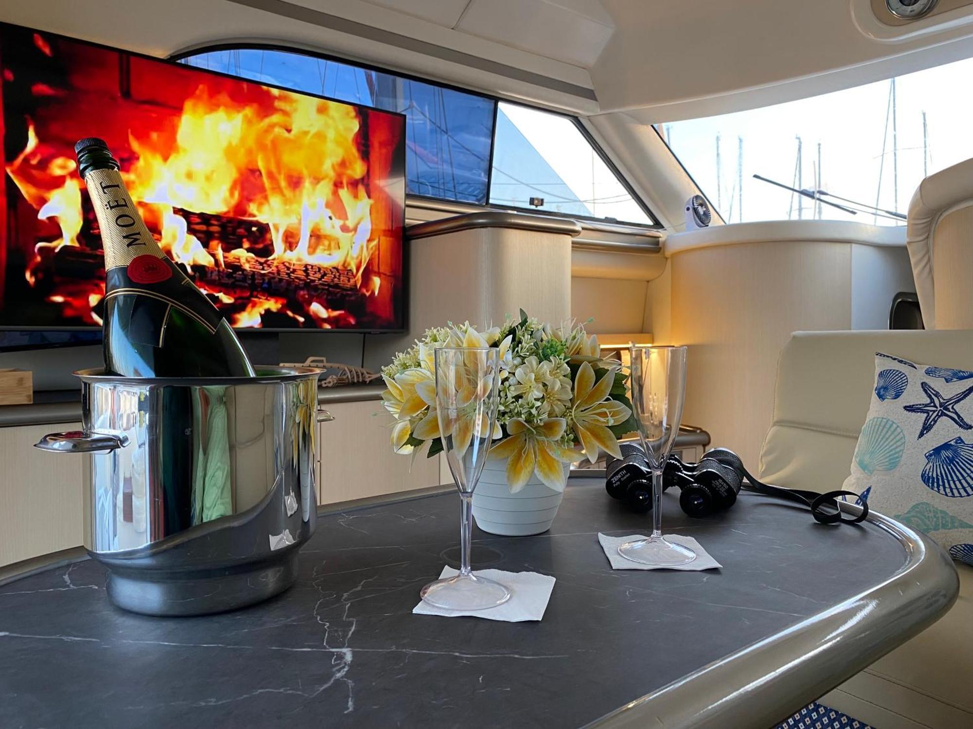 The Yacht Experience Bateau-hôtel *
