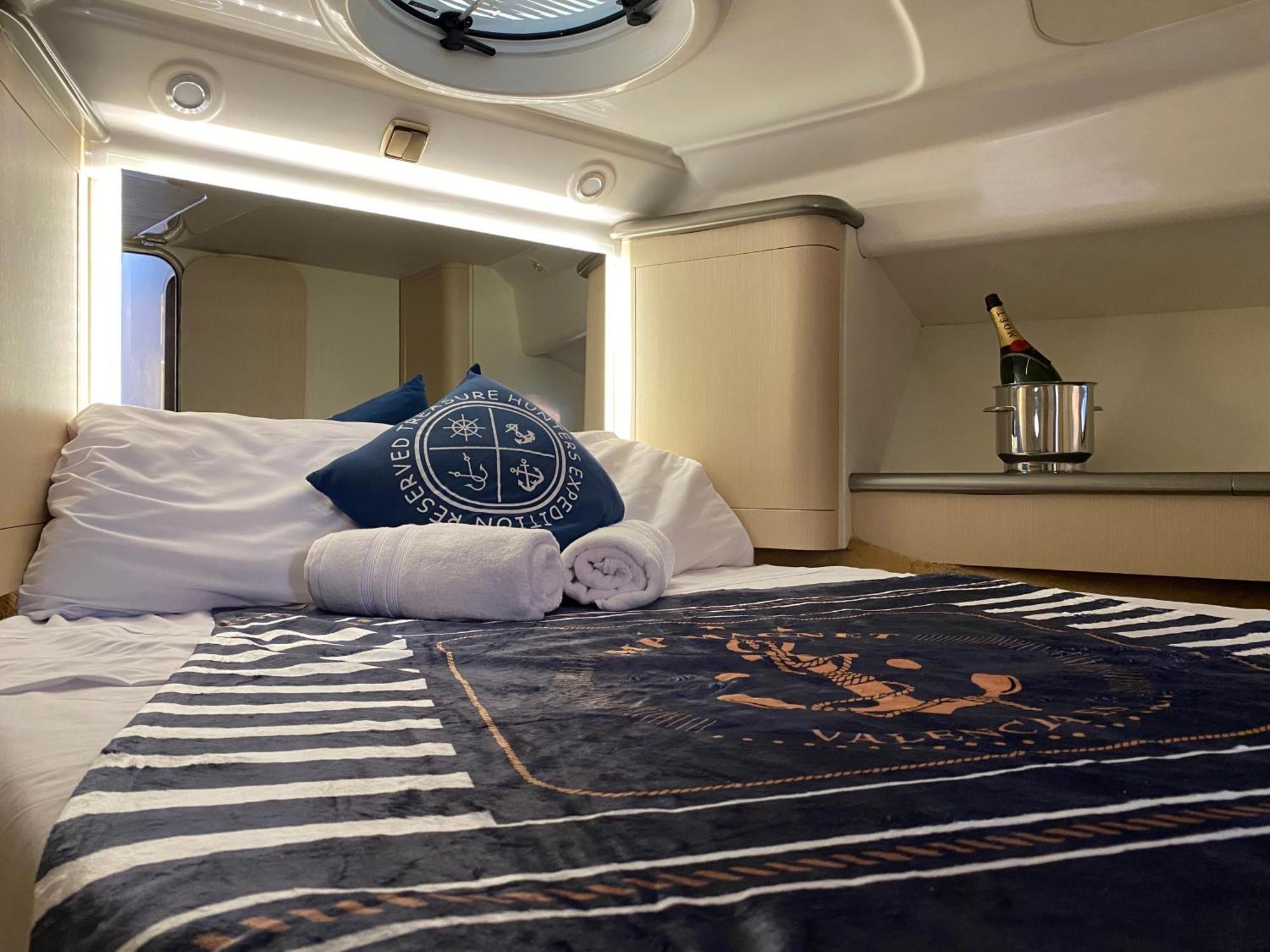 The Yacht Experience Bateau-hôtel *